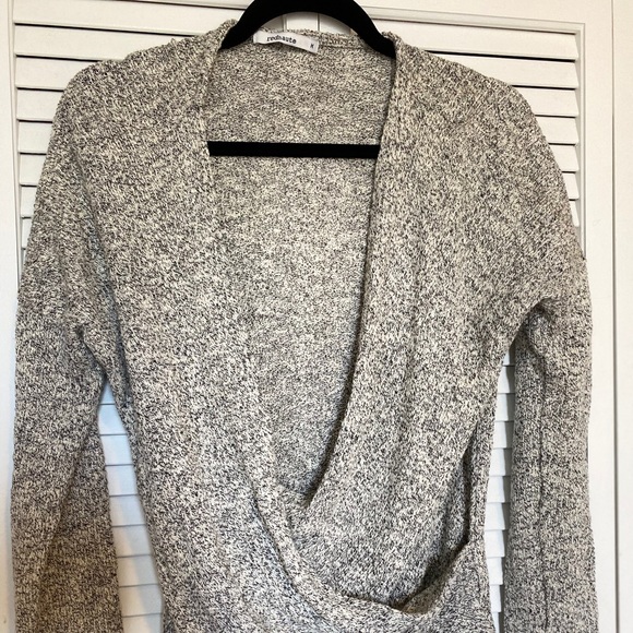 Scoop neck sweater with fray at the bottom 🤍 - Picture 4 of 5